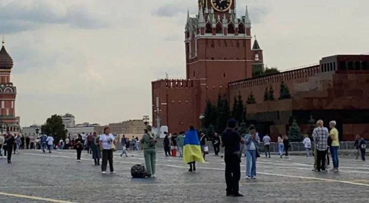 Protest na Placu Czerwonym. Zatrzymano kobietę, która owinęła się flagą Ukrainy