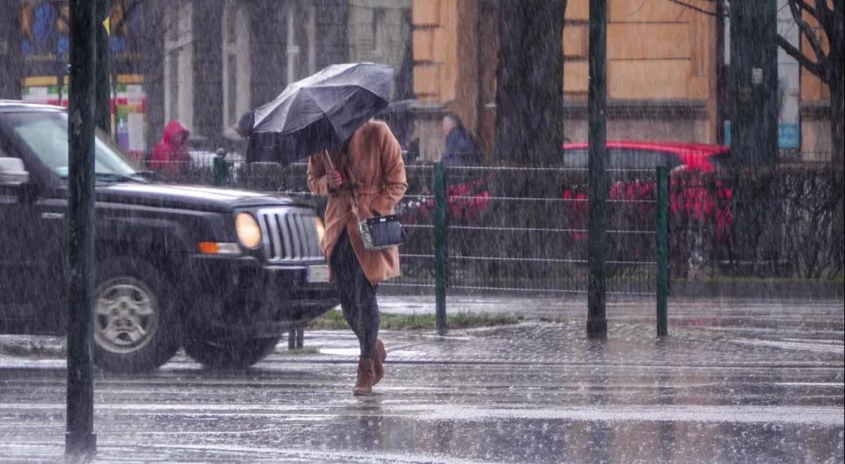 Parasole przydadzą się w piątek w całej Polsce, zwłaszcza na południu. IMGW ostrzega przed ulewami