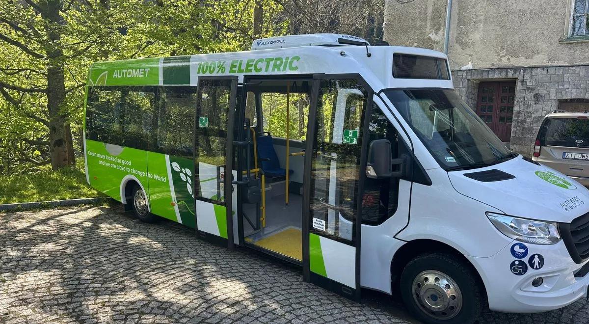 Transport do Morskiego Oka. Pokazano elektryczny bus, którym pojadą turyści