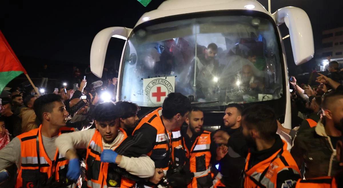 Tłum czekał na więźniów palestyńskich. Siły Izraela użyły wobec zgromadzonych gazu łzawiącego