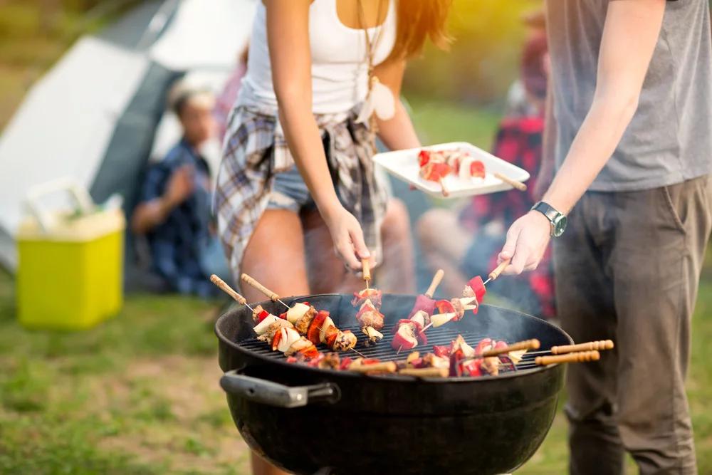 Grill na balkonie, w lesie, na plaży. Co na to przepisy?