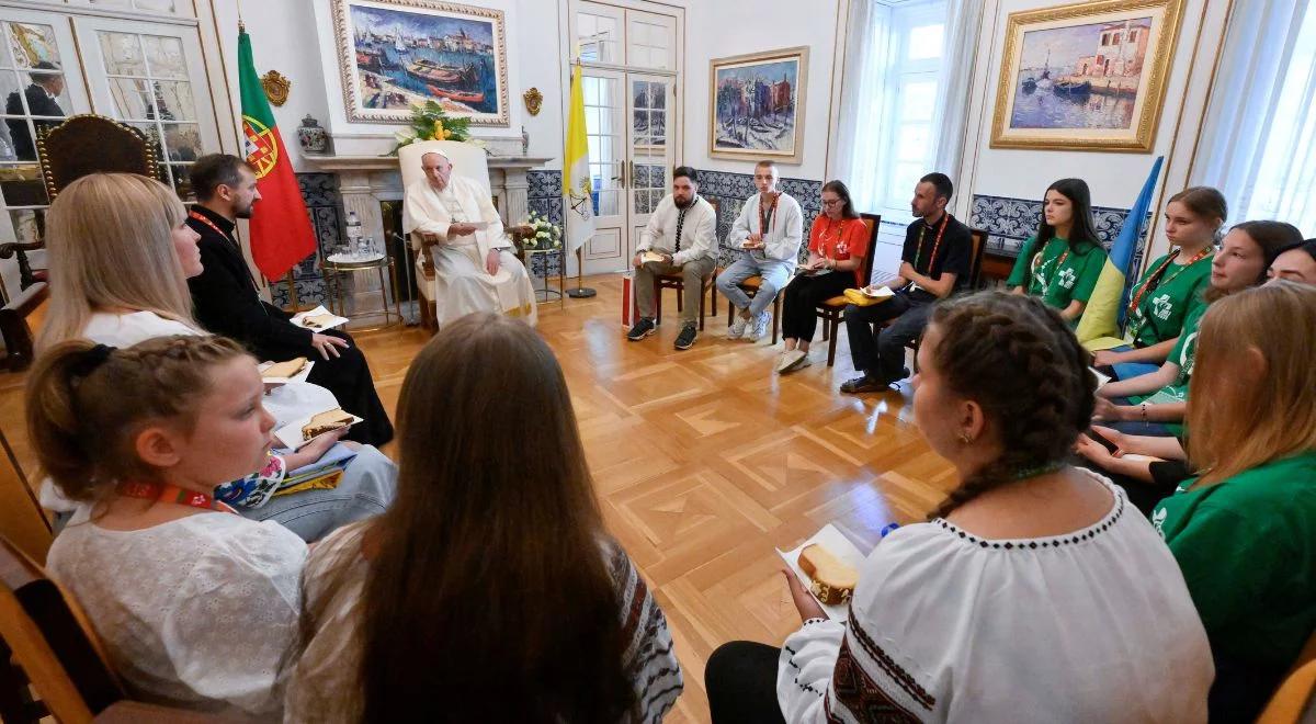 Papież Franciszek spotkał się w Lizbonie z grupą młodych Ukraińców. "Zapewnił o modlitwie"