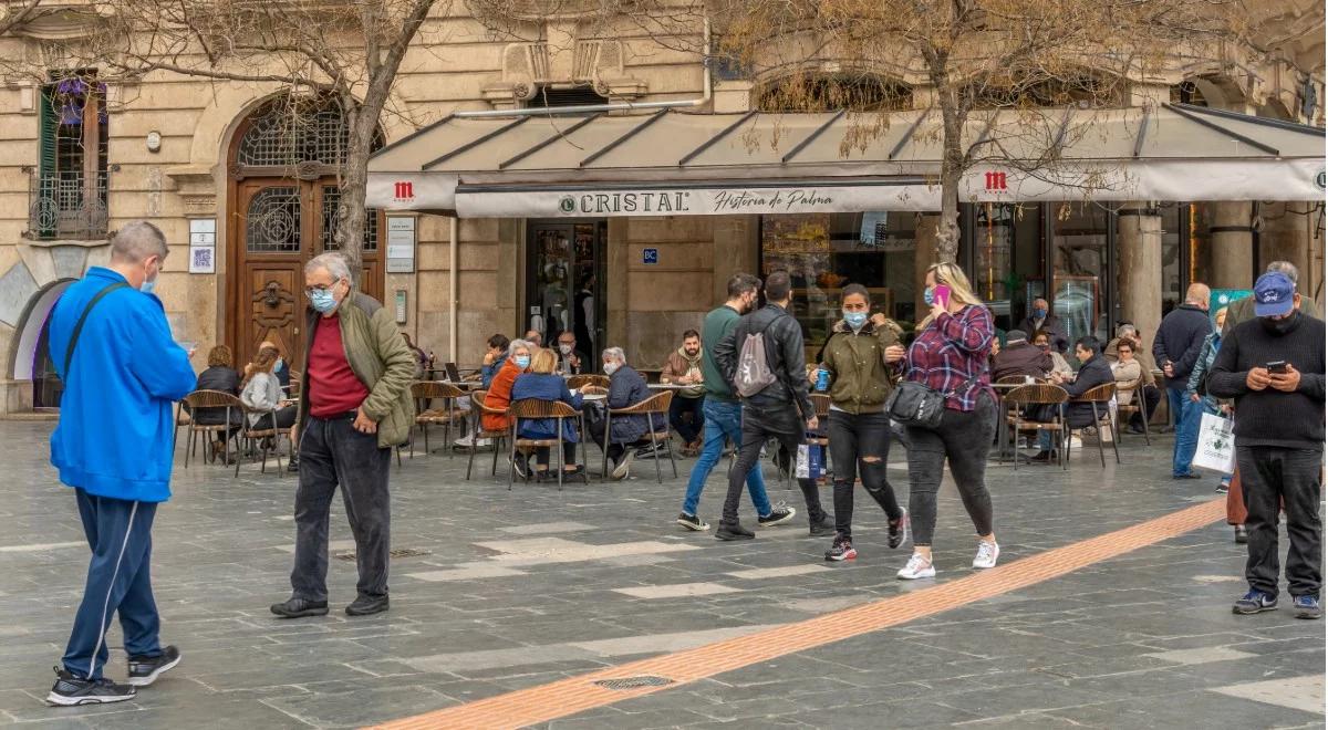 Maseczki, testy, certyfikaty odpowiedzią na wzrost zakażeń koronawirusem. Europa zaostrza restrykcje