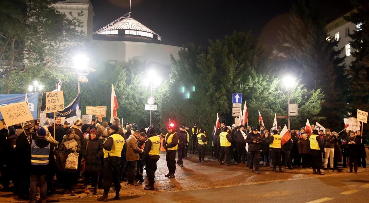 Szef MSWiA: policja zidentyfikowała 80 osób protestujących przed Sejmem 16 grudnia