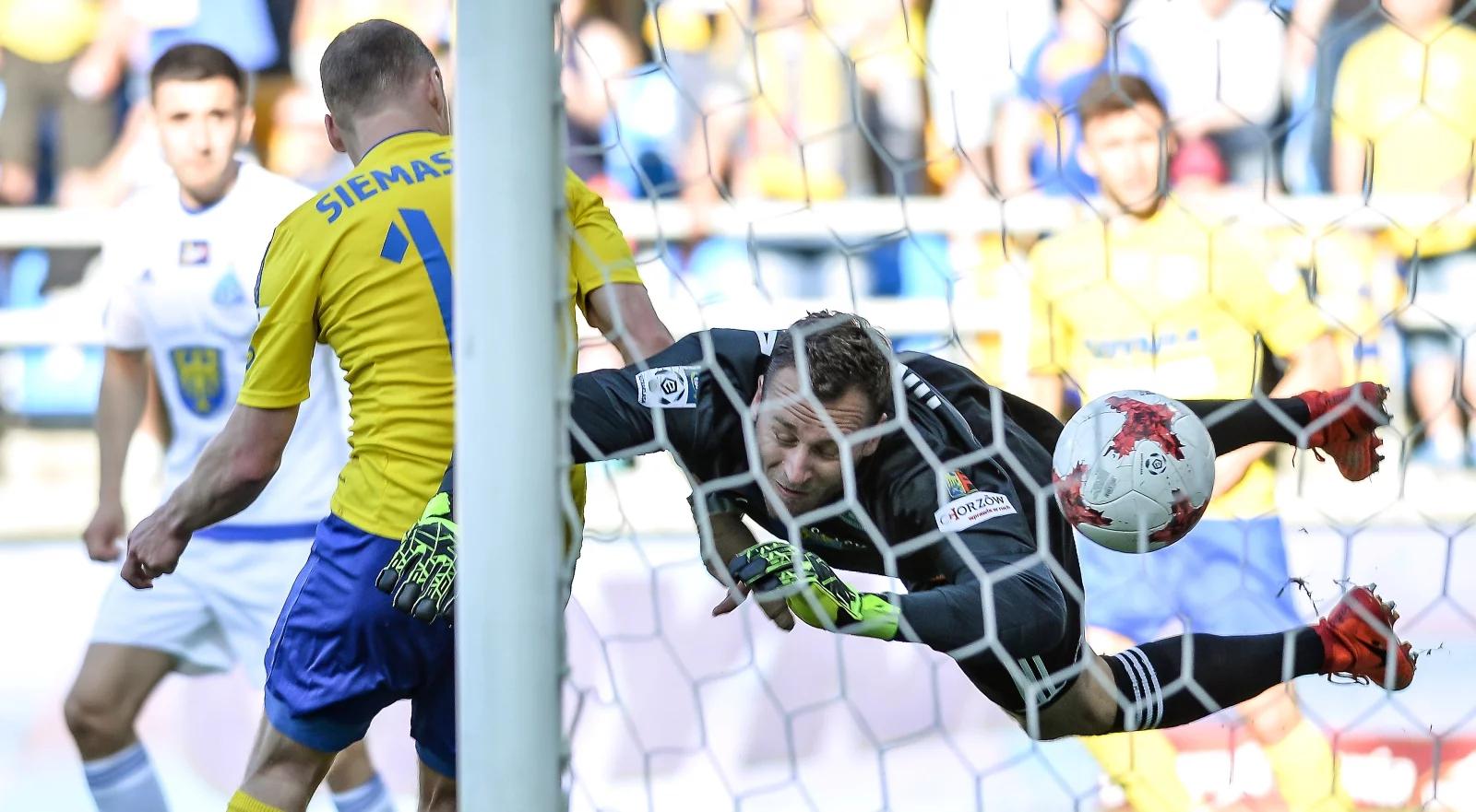 Ekstraklasa: oszustwo piłkarza Arki Gdynia przypieczętowało spadek Ruchu Chorzów 