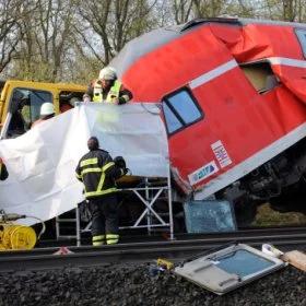 Rozpędzony pociąg uderzył w koparkę. 3 osoby nie żyją