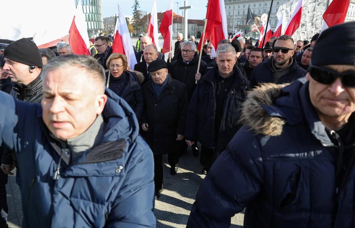 Postępowanie ws. zniszczenia wieńca przed pomnikiem smoleńskim. Kaczyński: to jest całkowity absurd