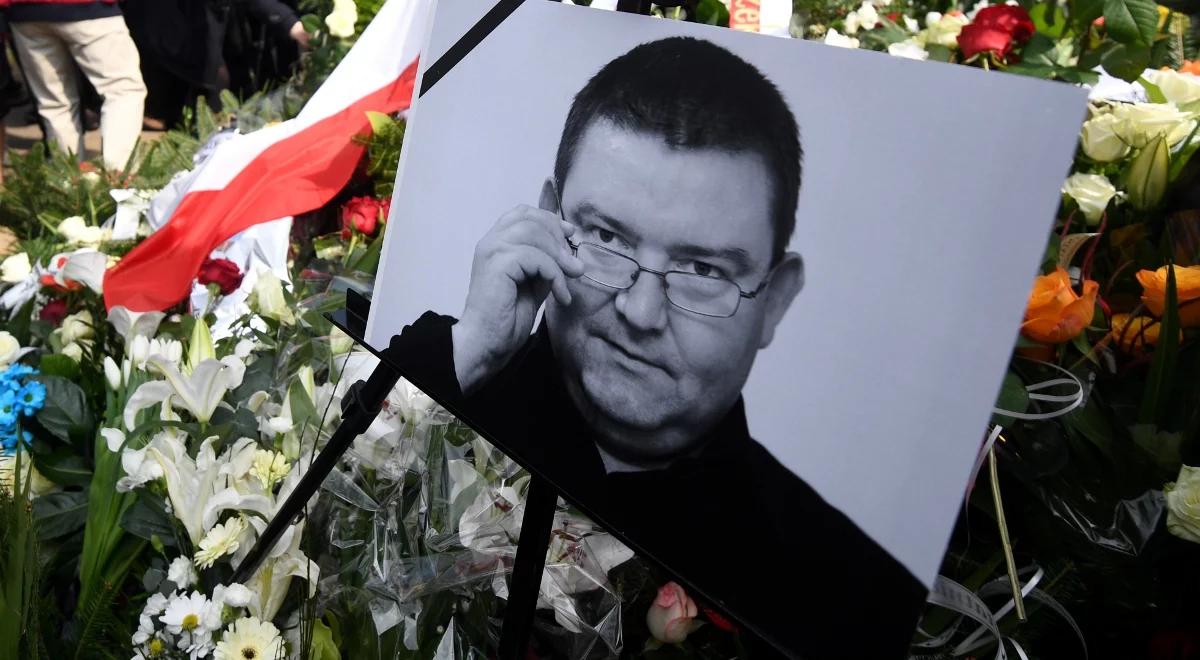 Tajemnicza kartka na grobie Pawła Zarzecznego od "RL". Kibice pamiętali o legendach sportu