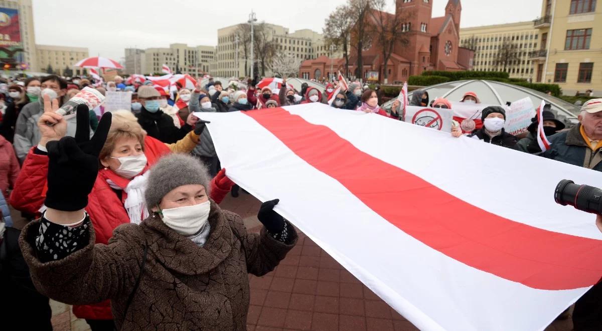 Białoruś planuje zaostrzyć kary ze "ekstremizm". Jego symbolem ma być historyczna flaga