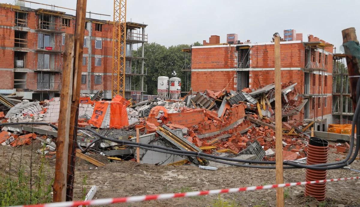 Zawalił się budowany blok na Sarnim Stoku. Wcześniej spłonęły maszyny