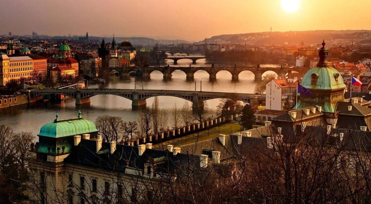 Czechy zaostrzają zasady pandemiczne. Polska na wjazdowej "czerwonej liście"