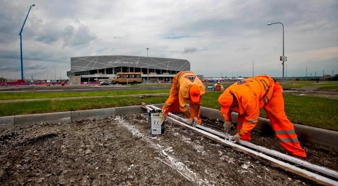 Robotnicy uratowali kibiców? Mina przy stadionie