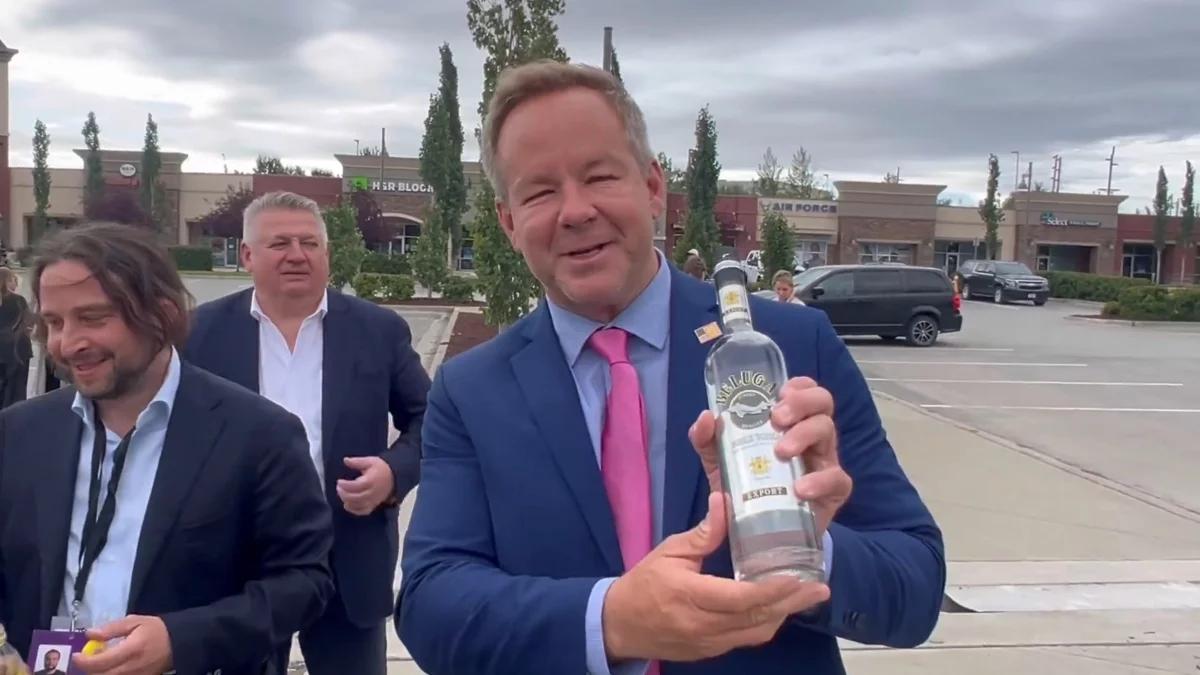 Dziennikarz z USA pytał Zełenskiego o garnitur. Dostał od Rosjan wódkę. "Hańba"