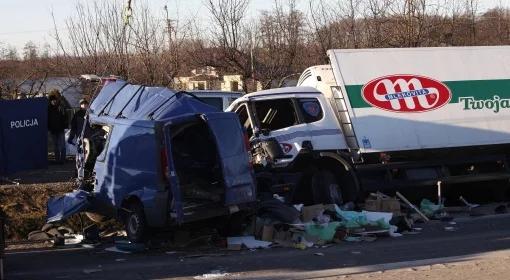 Wola Zambrowska: 6 osób zginęło w zderzeniu busa z ciężarówką