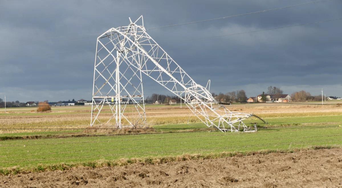 Huraganowy wiatr na Pomorzu. 11 tysięcy domów bez prądu. Odnotowano kilkaset interwencji strażaków