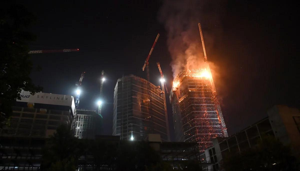 Warszawa: pożar na budowie wieżowca. Strażacy walczyli z ogniem przez kilka godzin
