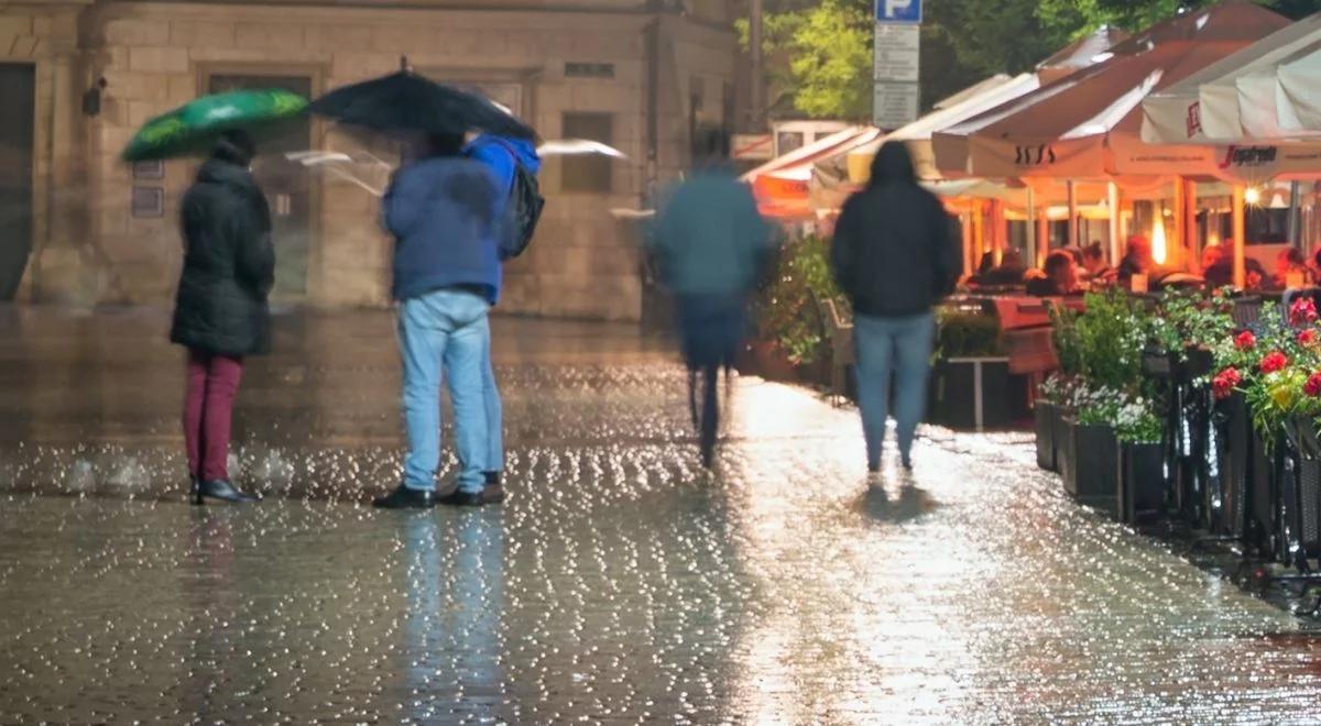 Nocą możliwe opady, we wtorek będzie cieplej. Sprawdź prognozę pogody