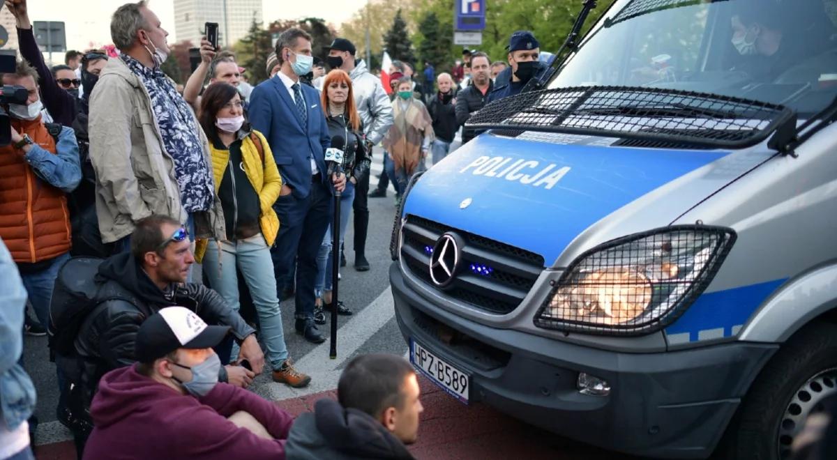 Uszkodzony radiowóz podczas protestu przedsiębiorców. Policja poszukuje sprawcy
