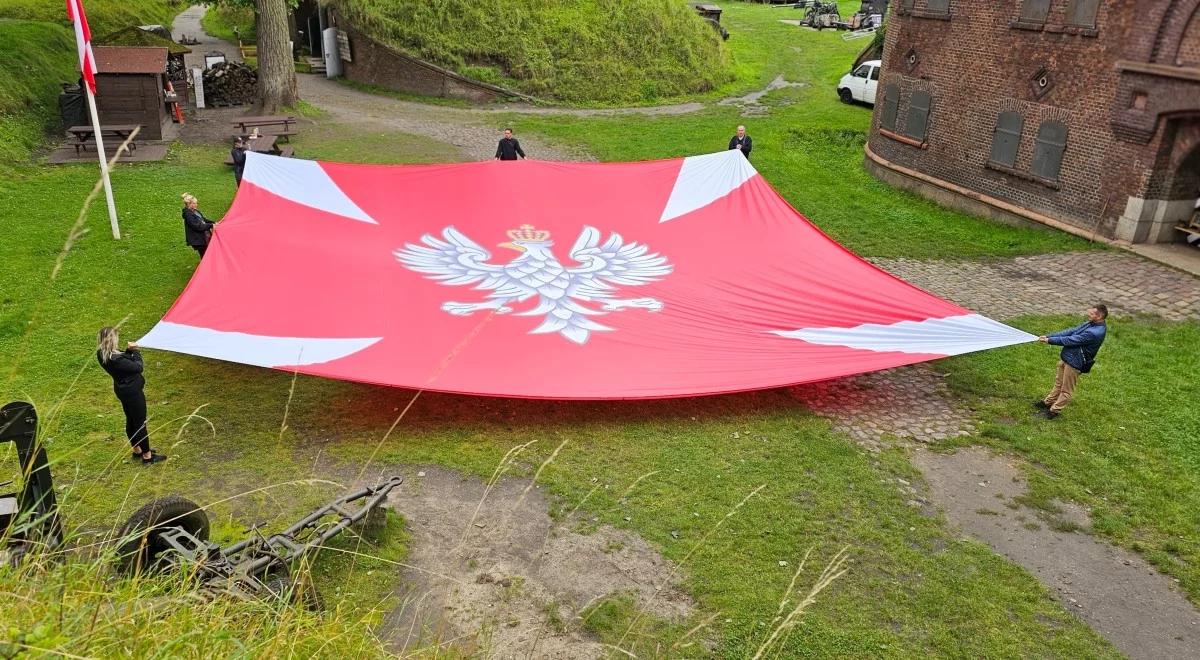 Chorągiew Wojska Polskiego zawiśnie na Latarni Morskiej w Świnoujściu. "To już niemal tradycja"