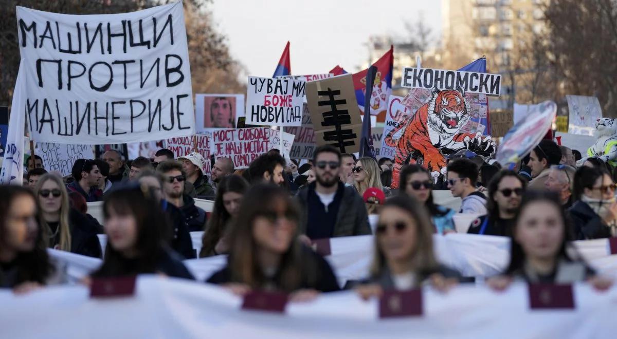 Masowe protesty w Serbii. Studenci zablokowali trzy mosty. "Wiele rządów już upadło, upadniesz i Ty"