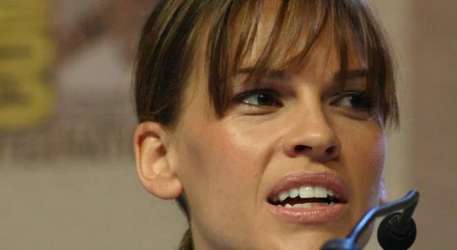 Hilary Swank tłumaczy się po imprezie u Kadyrowa