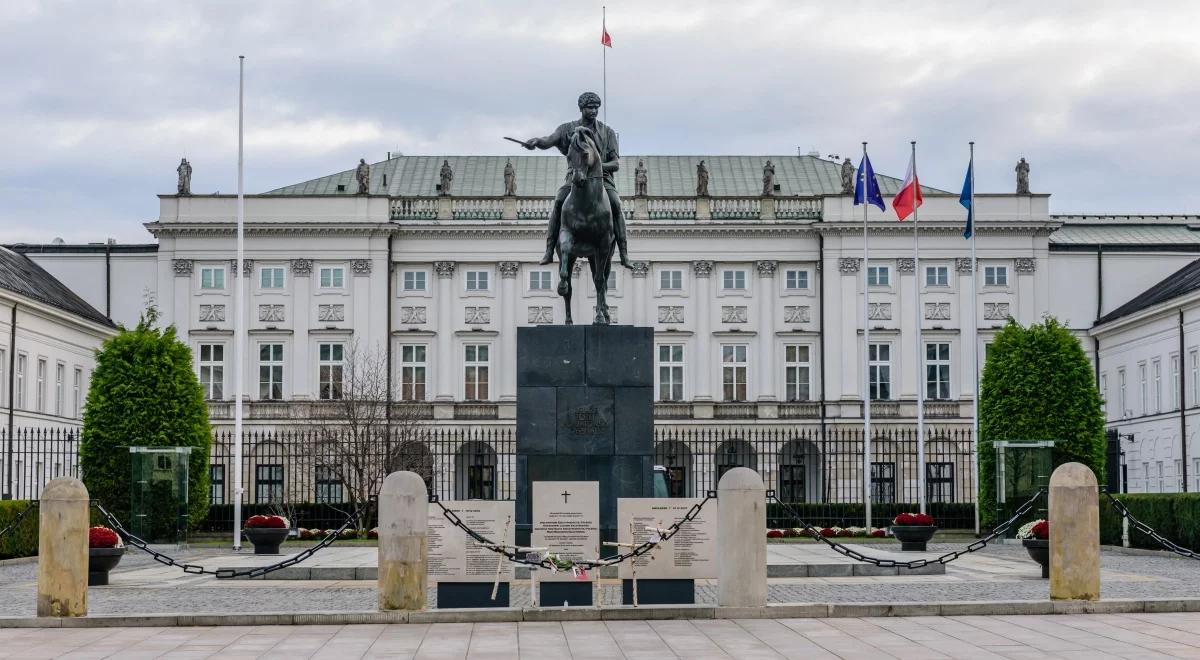 Kolejny atak aktywistów LGBT. Sprofanowane symbole chrześcijaństwa na Pałacu Prezydenckim