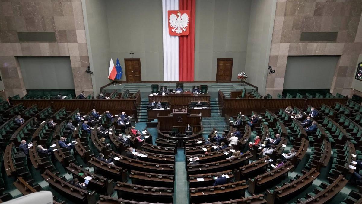 Zjednoczona Prawica na czele, KO za Hołownią