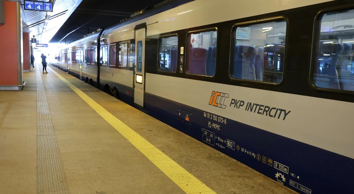 Dwa pociągi skierowane na siebie. Duże opóźnienia na kolei