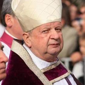 Kard. Dziwisz przekazał działkę pod domy dla powodzian