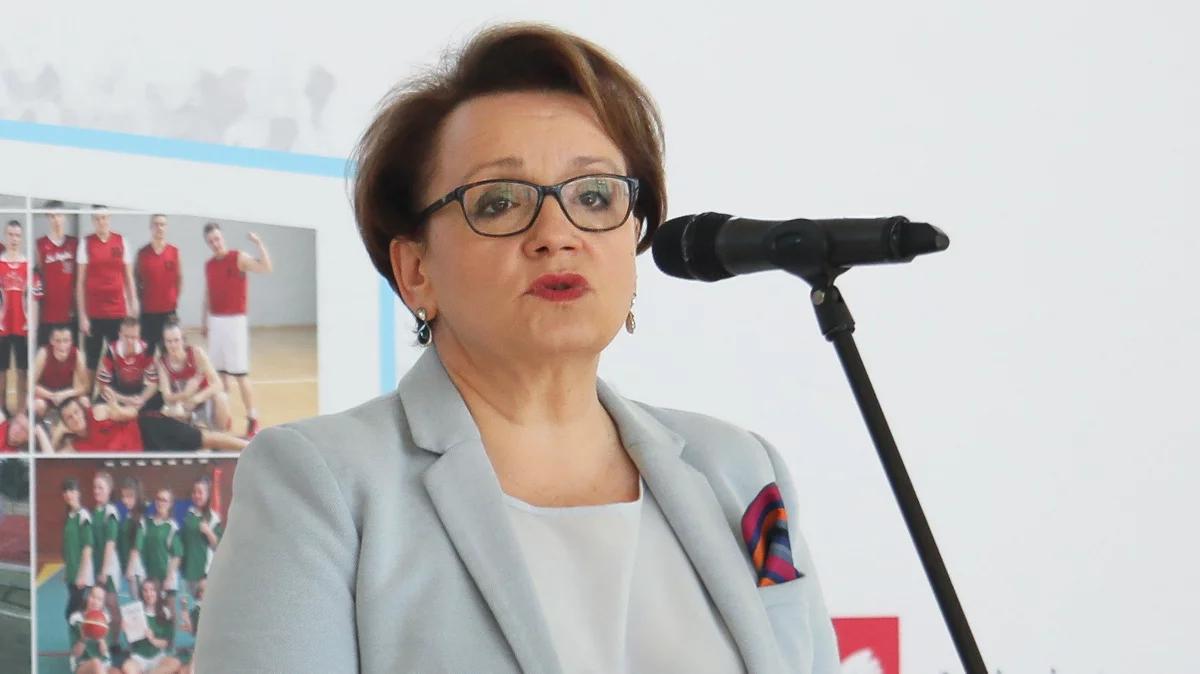 Anna Zalewska zamieszana w wyłudzanie pieniędzy z PCK? Minister edukacji odpowiada Robertowi Kropiwnickiemu