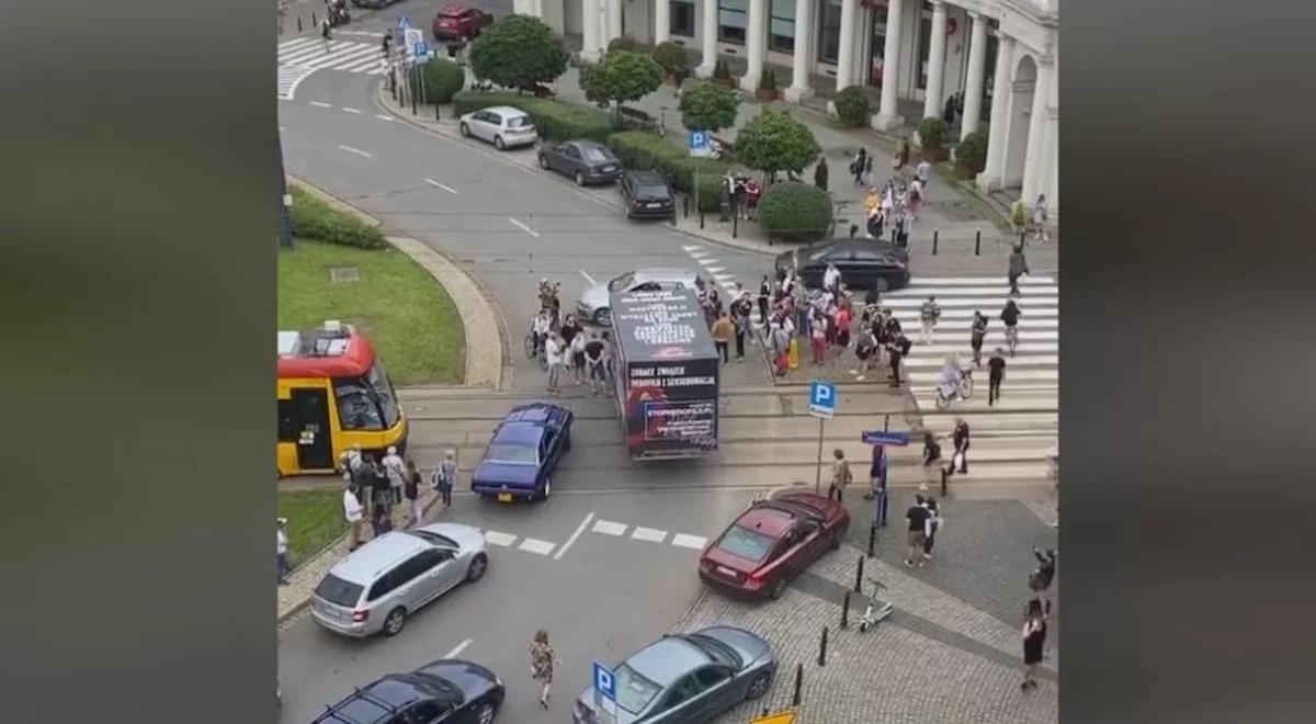 "Pobito naszego kierowcę". W centrum Warszawy zatrzymano ciężarówkę Fundacji Pro Prawo do Życia