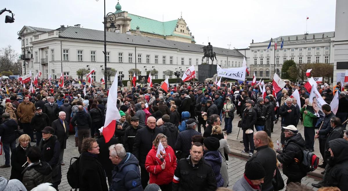 Polacy zgromadzeni przed Pałacem Prezydenckim wspominają ofiary katastrofy smoleńskiej