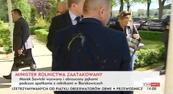 Minister rolnictwa obrzucony jajkami i obelgami przez rolników 