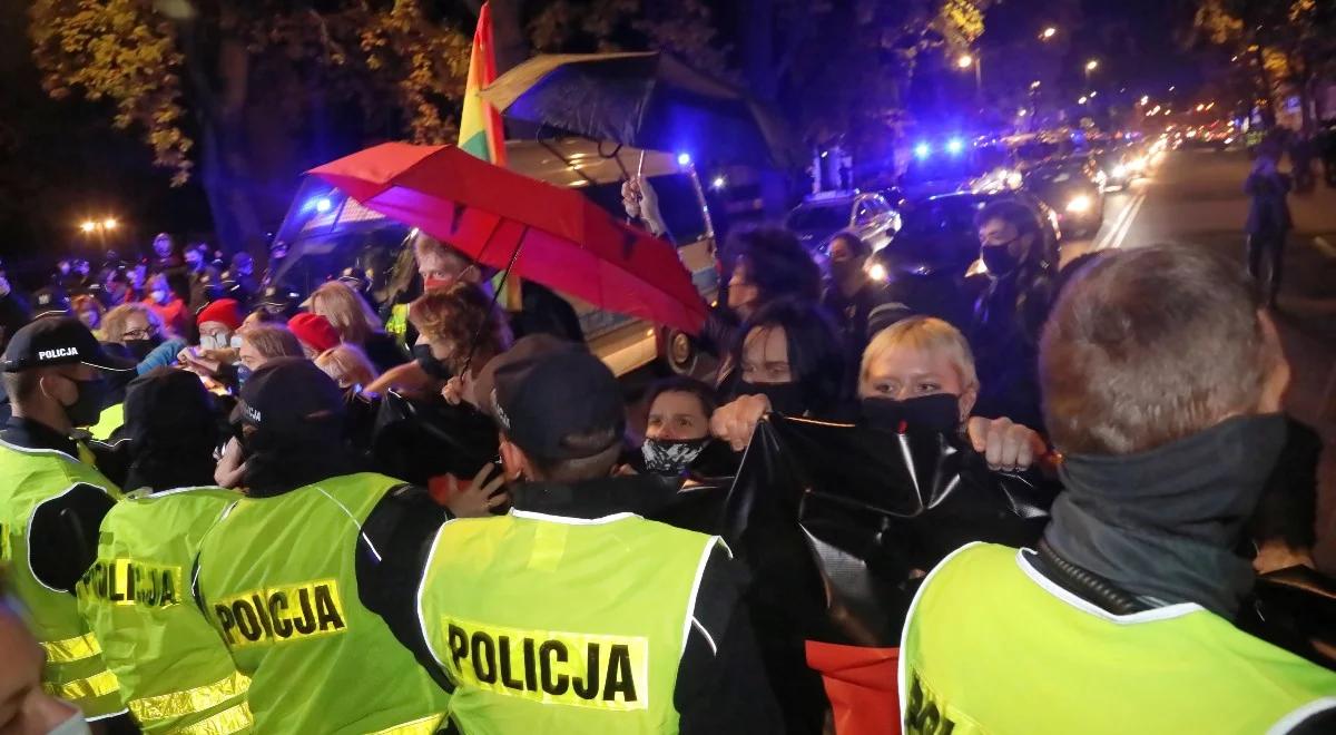 Nocne protesty po wyroku TK. Policja: użyto gazu łzawiącego ze względu na agresję protestujących