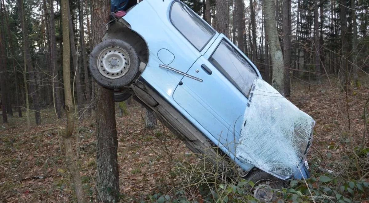 Lubelskie: 86-latka zawisła na drzewie samochodem. Nie mogła wyjść z auta