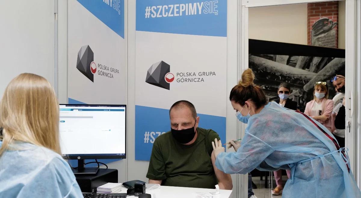 Niepokojące statystyki. Szef KPRM: dzienne zapisy na szczepienia spadły z ok. 200 do 130 tys.