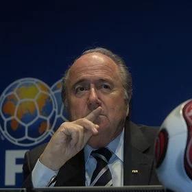 Afera w FIFA. Blatter musi odejść? "Przynosi światowemu futbolowi złą sławę"