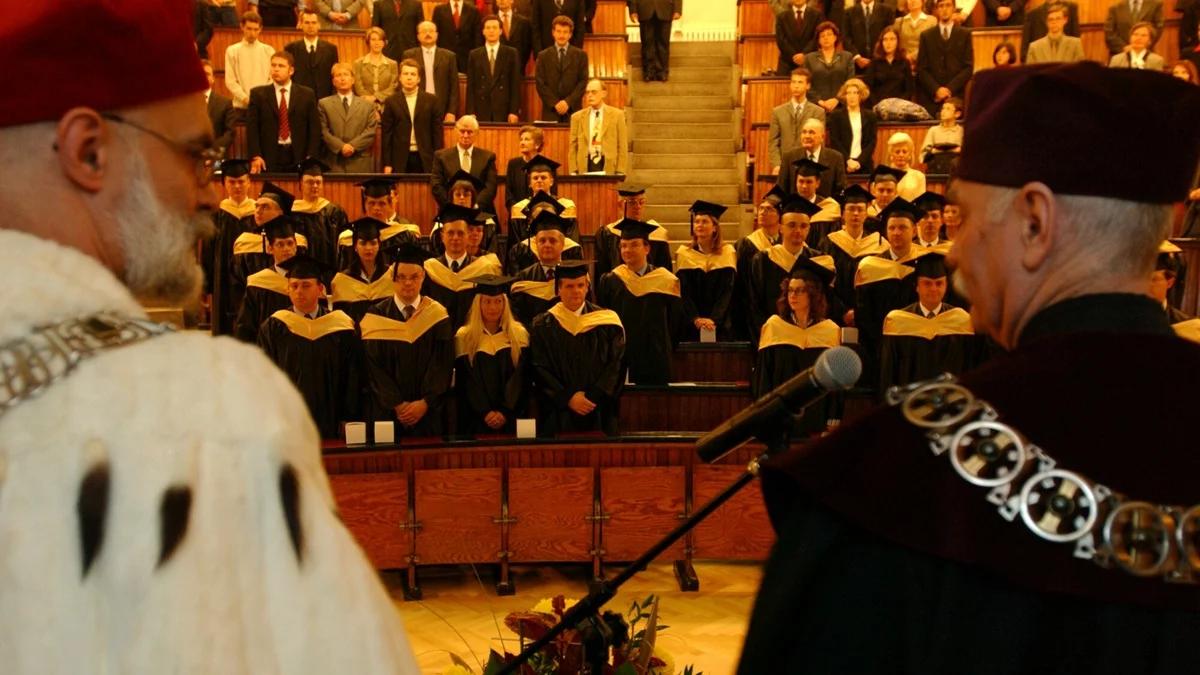Czy warto się uczyć? Wykształcenie wyższe to niemal 2 mln zł zarobków więcej