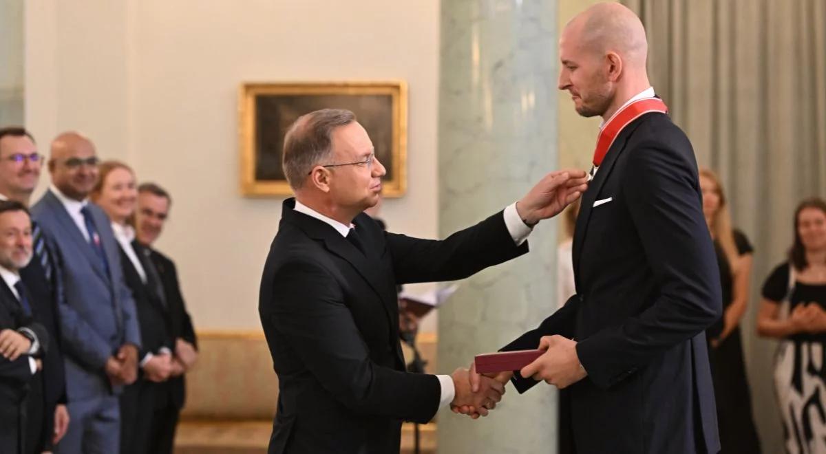 Andrzej Duda wręczył odznaczenia. Bartosz Kurek rozśmieszył i wzruszył - show w Pałacu Prezydenckim 