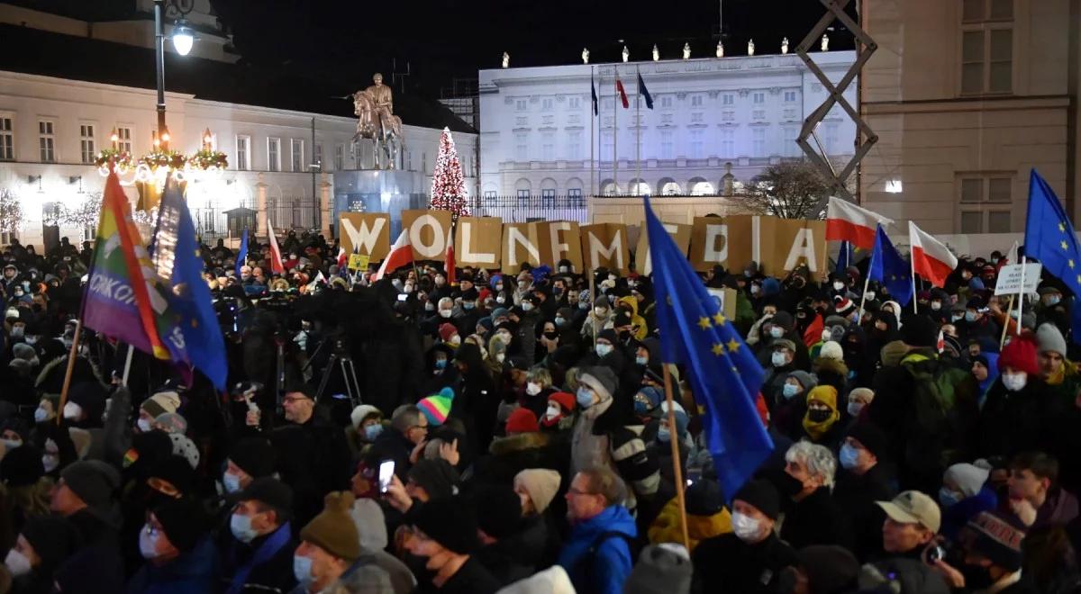 Protesty ws. ustawy medialnej. Suski: podkręcanie atmosfery, taka "ulica i zagranica"