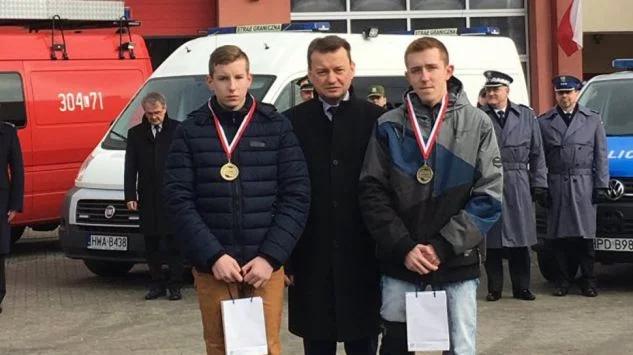 Dwóch nastolatków uratowało rodzinę z pożaru. Dostali nagrodę od szefa MSW