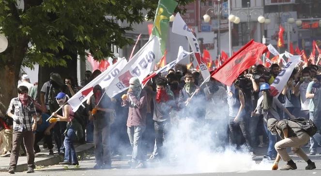 Trzeci dzień protestów w Turcji. Policja użyła gazu łzawiącego