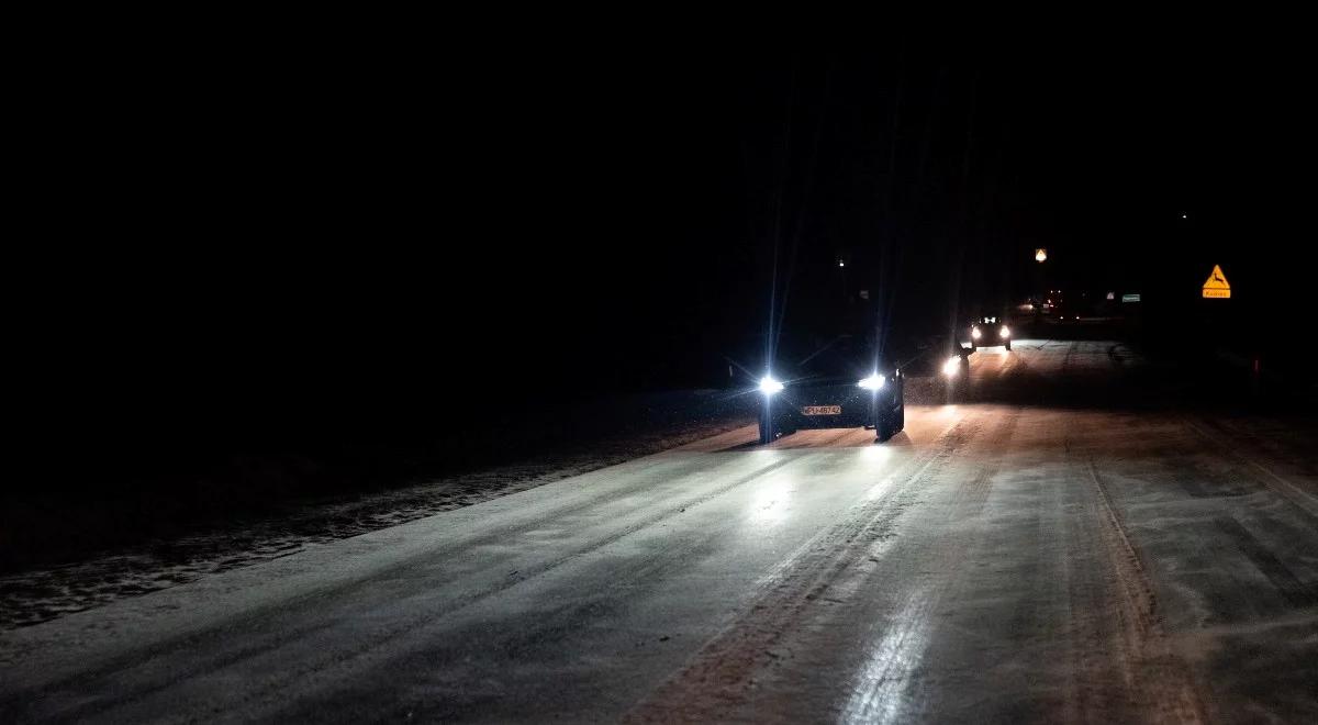 Uwaga! Trudne warunki na drogach. IMGW ostrzega przed marznącym deszczem i gołoledzią