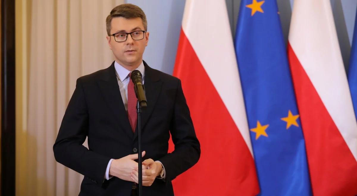 "KE działa poza formalnymi uprawnieniami". Rzecznik rządu o niezatwierdzeniu KPO