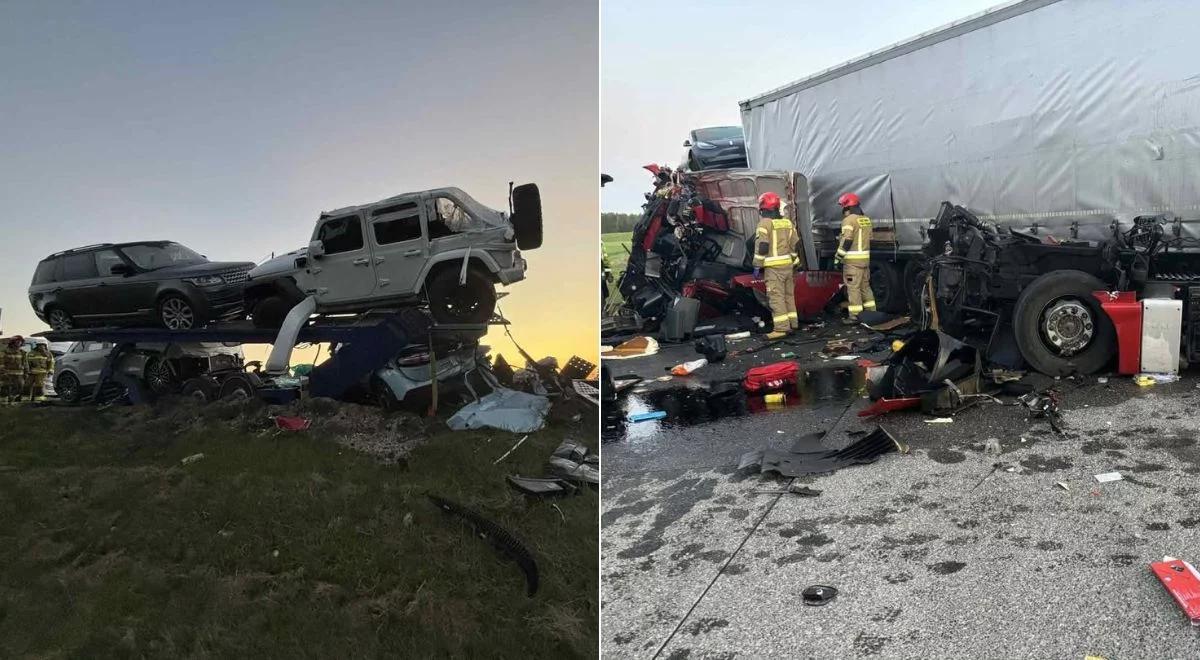 Wypadek w Bęćkowie. Zderzenie lawet i tira. 55-latka przygniótł samochód z lawety
