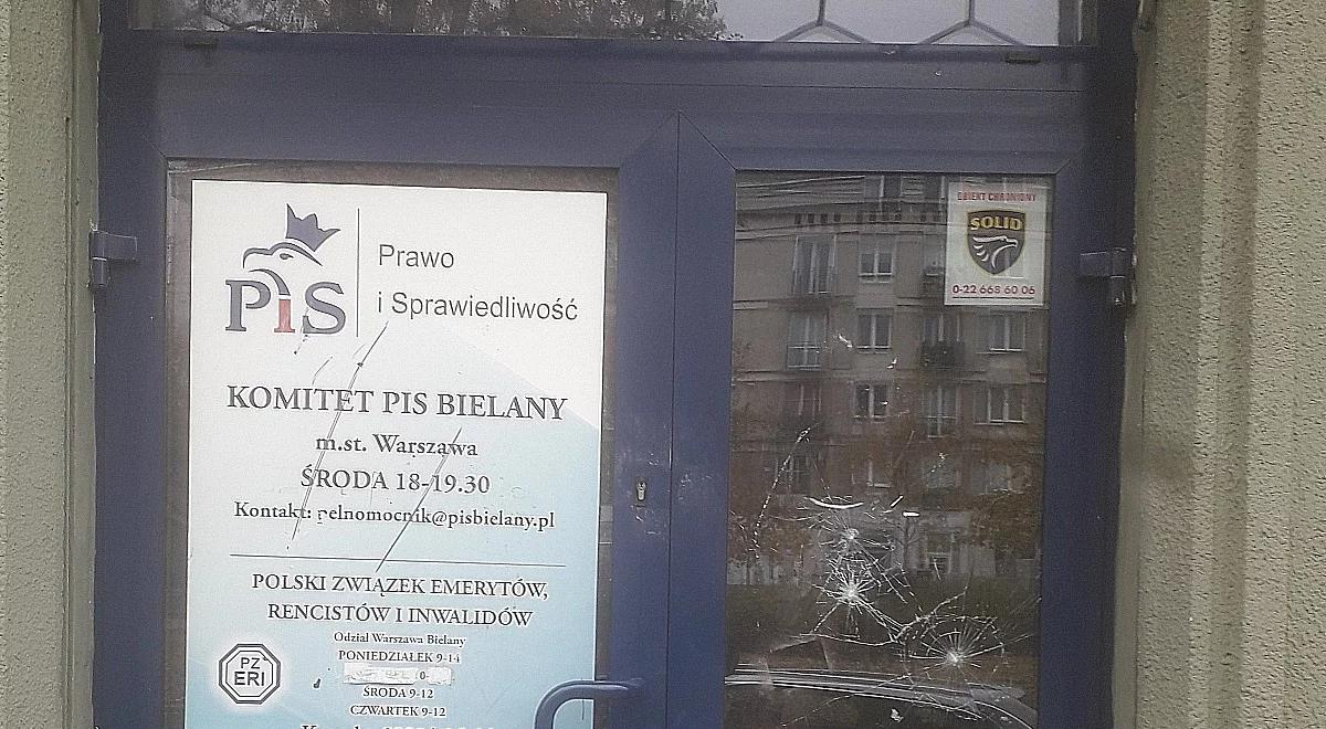 Warszawski radny: zniszczono drzwi biura PiS na Bielanach