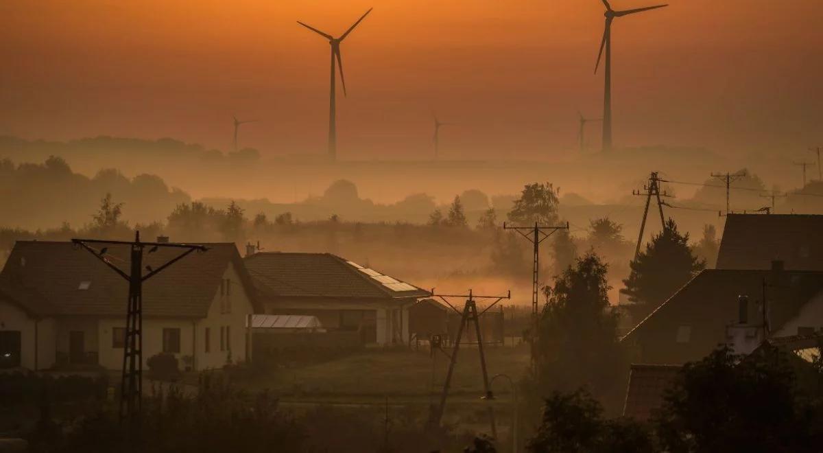 Farmy wiatrowe położone zbyt blisko zabudowań to zagrożenie dla zdrowia. Przedstawiamy zalecenia PZH