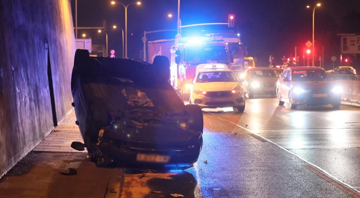 Warszawa: auto dachowało na Wisłostradzie; ranne trzy osoby, w tym dwoje dzieci