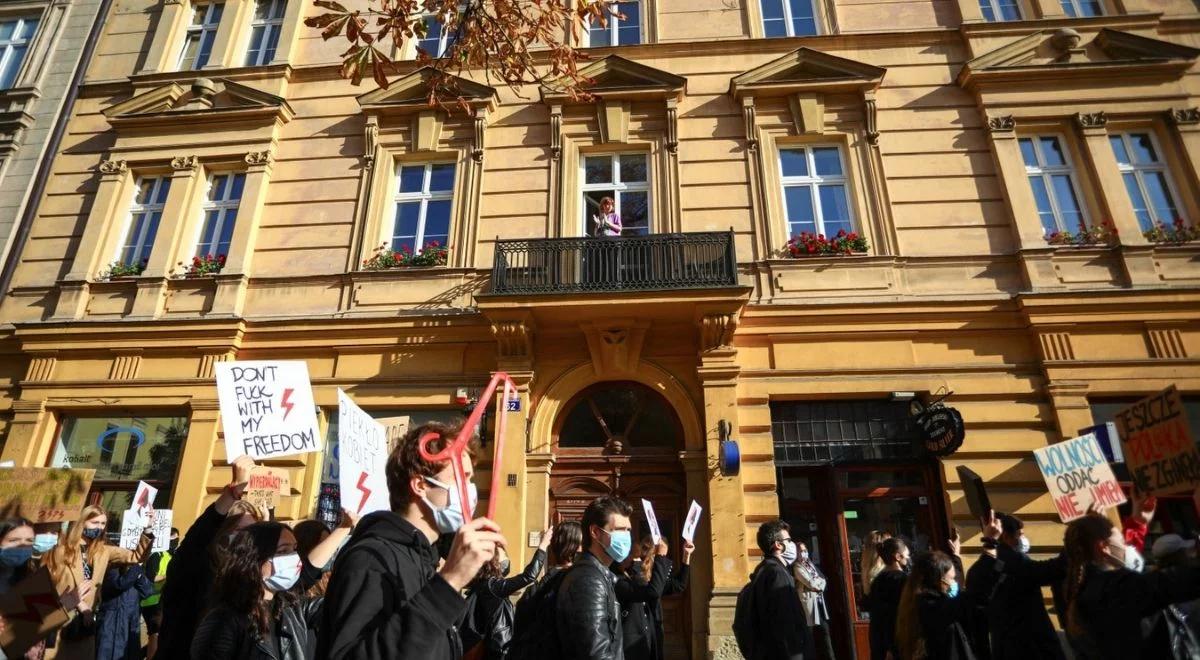 Tekieli: protesty wygasną, gdy państwo będzie zmuszone zamknąć miasta