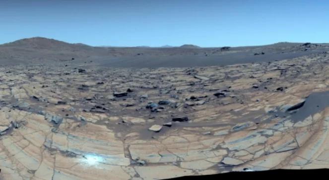 Mars jakiego nie widzieliśmy. NASA pokazuje panoramę z tajemniczymi obiektami